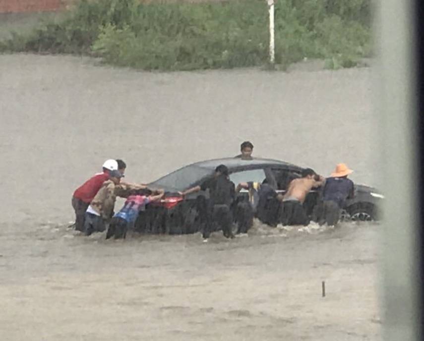 ระยอง ฝนตกน้ำท่วมหลายแห่ง สองแม่ลูกขับเก๋งจมน้ำ