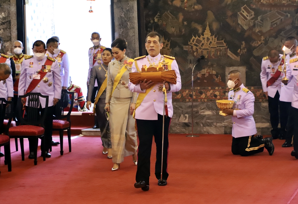"ในหลวง-พระราชินี" เสด็จฯ ทรงบำเพ็ญพระราชกุศลถวายผ้าพระกฐิน วัดพระเชตุพนวิมลมังคลาราม