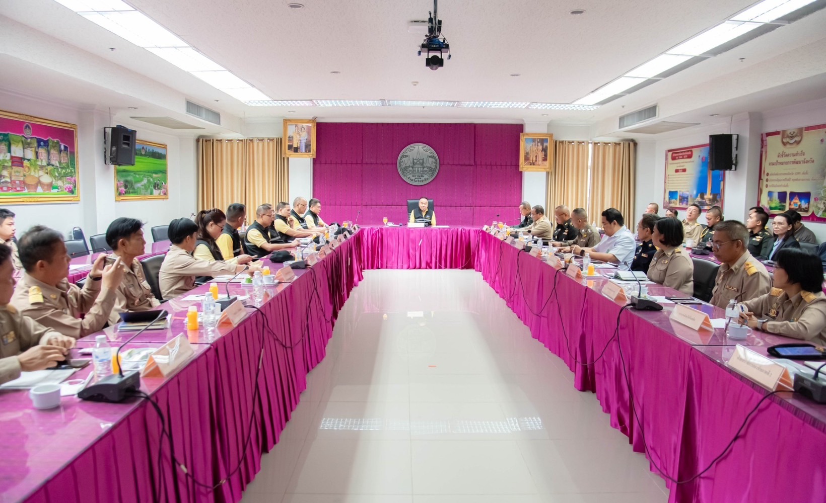 รมช.กลาโหมลงพื้นที่ร้อยเอ็ดติดตามการดำเนินงานการแก้ไขปัญหายาเสพติด 