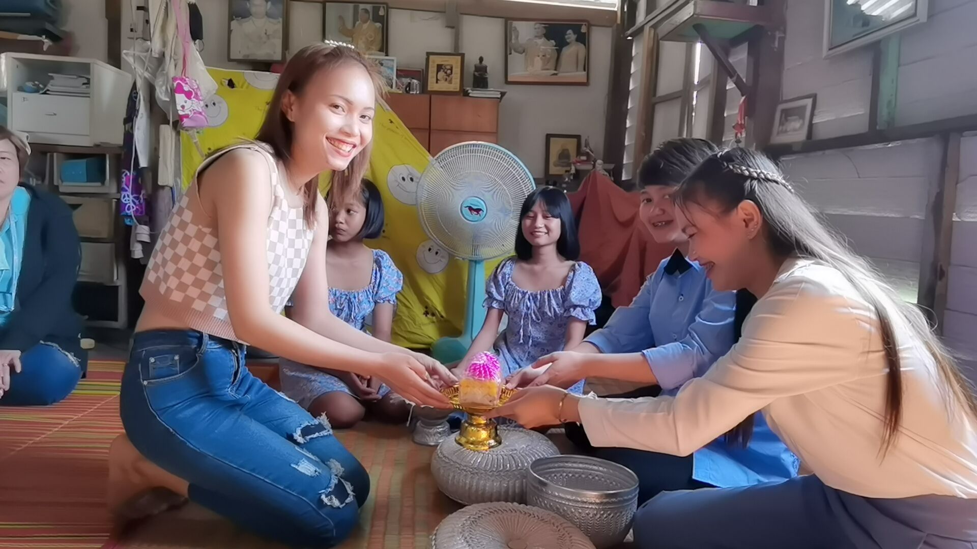รักแท้ไม่มีพรมแดน! "สาวลาว"หมั้นกับ"สาวหล่อไทย" เผยครั้งแรกในโซเชียล