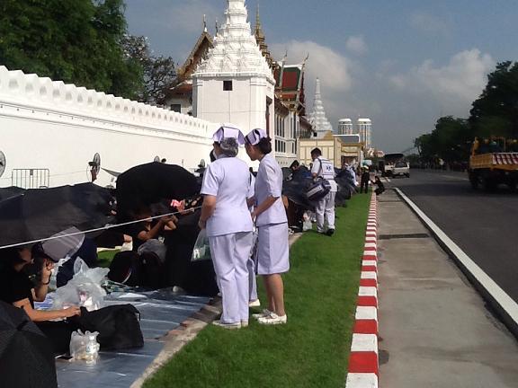 สธ.จัดทีมแพทย์เดินเท้าบริการปชช.ในท้องสนามหลวง