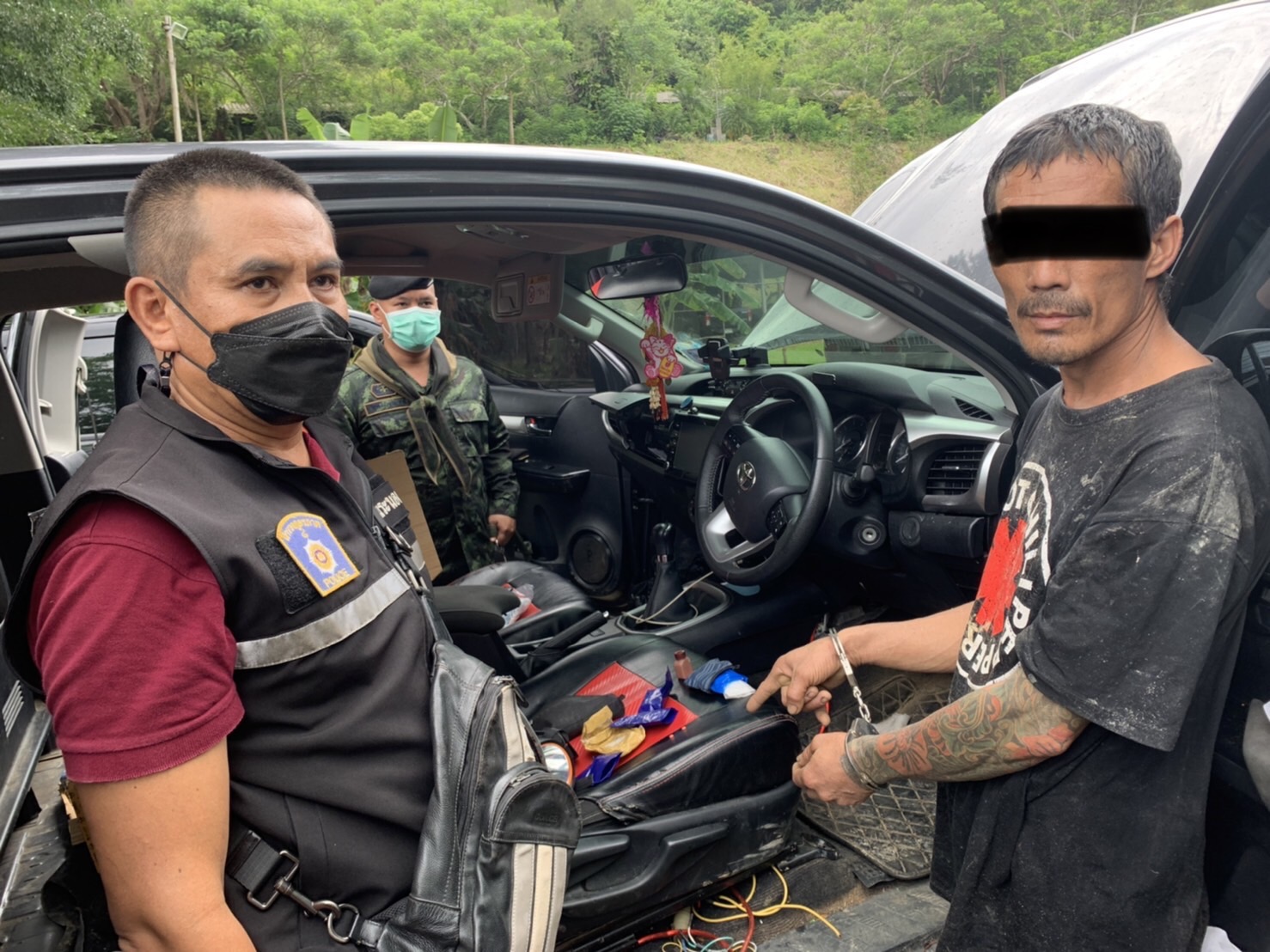 รวบ “โต้ย รับร่อ” อดีตมือปืนหนีกบดานเมียนมา ก่อนมาถูกจับที่ชายแดนระนอง