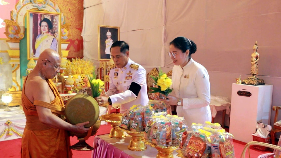 ขอนแก่นทำบุญตักบาตรถวายพระราชกุศล ส่งต่อ “กองบุญแห่งการให้” ช่วยผู้ยากไร้