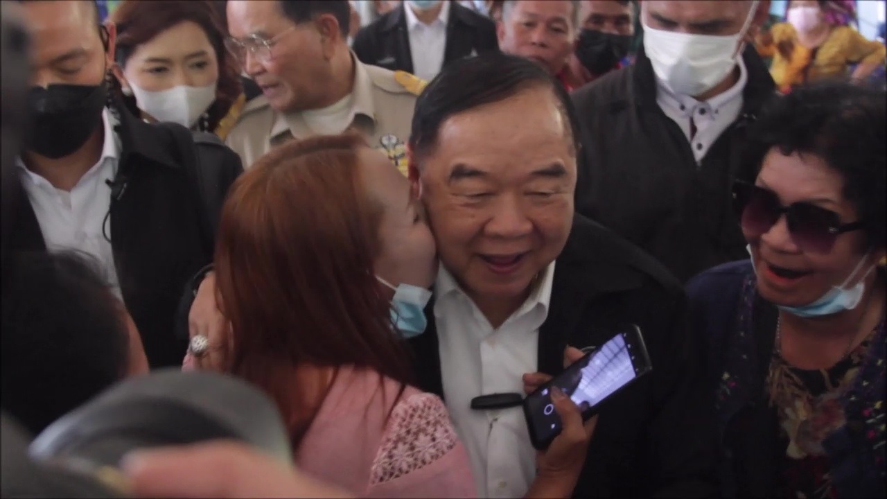 'ลุงป้อม' บุกอุดรฯ เนื้อหอมชาวบ้านแห่ถ่ายรูปเซลฟี่ หอมแก้ม เชียร์นายกฯ คนที่ 30