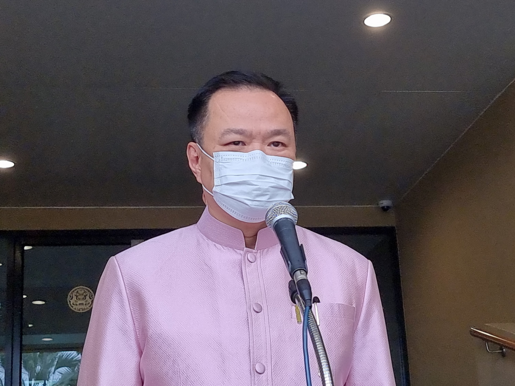 "อนุทิน" ปัดตอบปมรับงูเห่า ยันไม่ได้ยินสัญญาณยุบสภา ชี้คนตัดสินอยู่ตึกไทยคู่ฟ้า