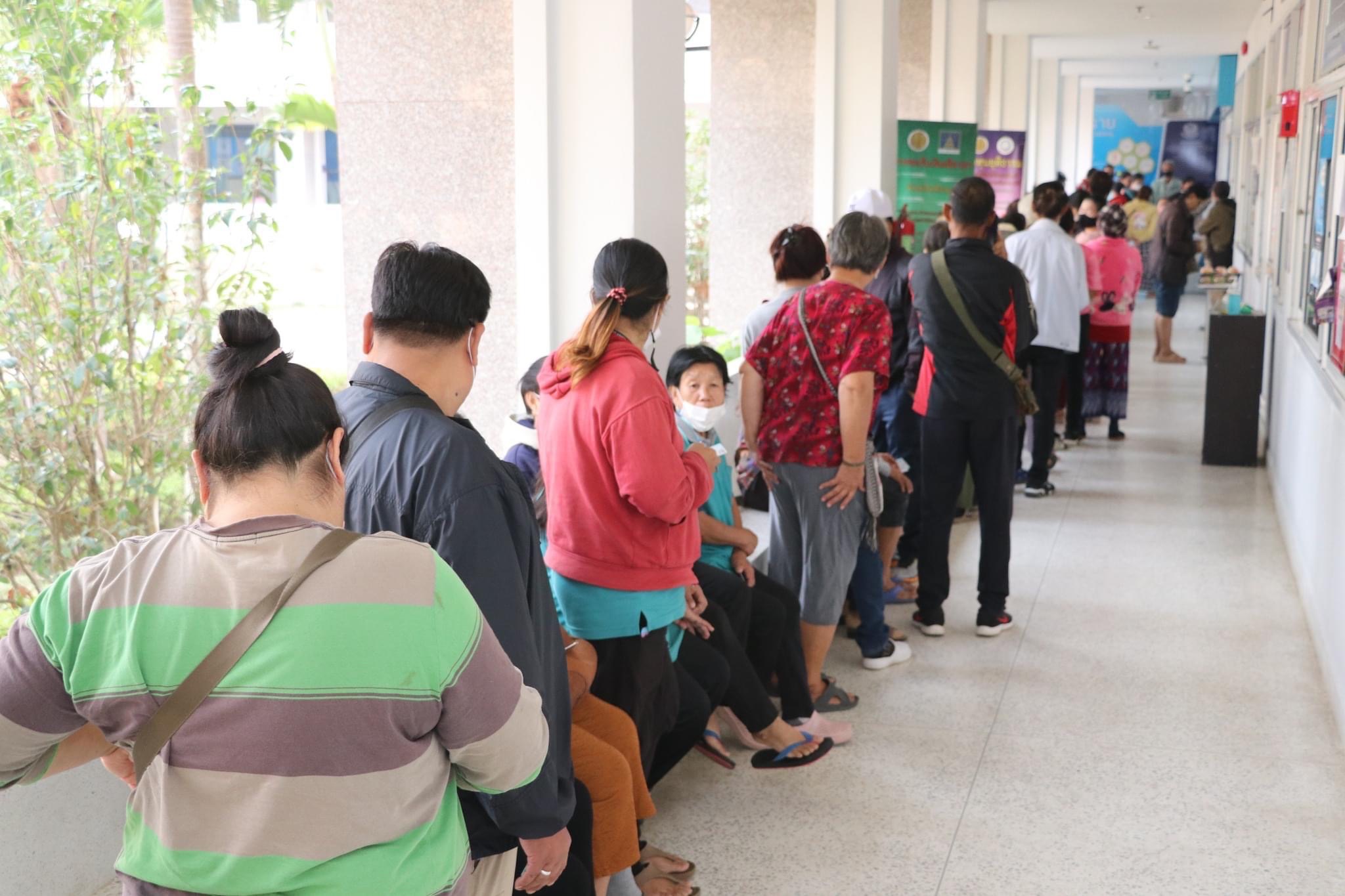ชาวเชียงราย ที่ผ่านการตรวจสอบคุณสมบัติบัตรสวัสดิการแห่งรัฐรอบใหม่ แห่ยืนยันตัวตน