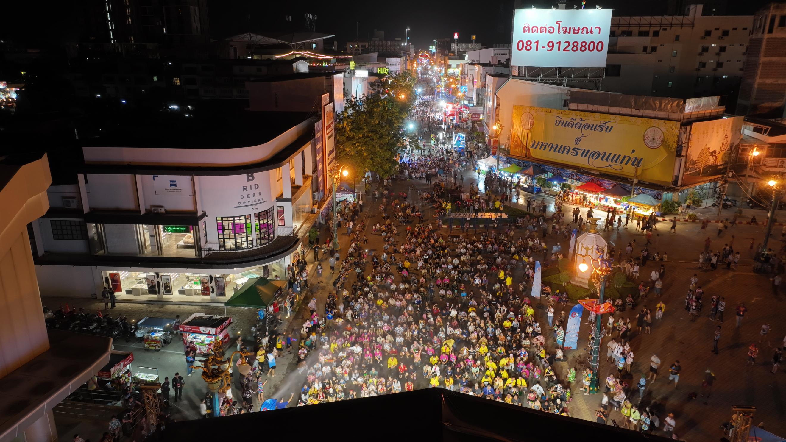 สงกรานต์ถนนข้าวเหนียว วันที่ 2 สุดกร่อยนักท่องเที่ยวชาวไทยและต่างชาติร่วมเล่นกิจกรรมบางตา