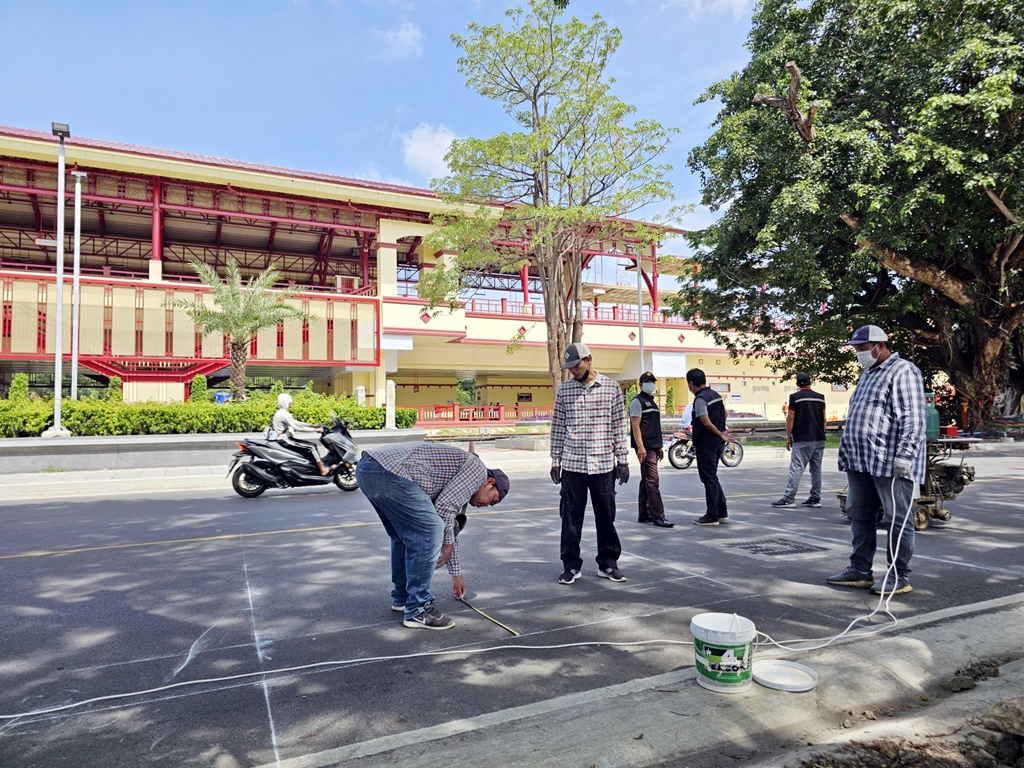 หัวหินทาสีตีเส้นทางม้าลาย หน้าสถานีรถไฟ สร้างความปลอดภัยผู้ใช้ถนน