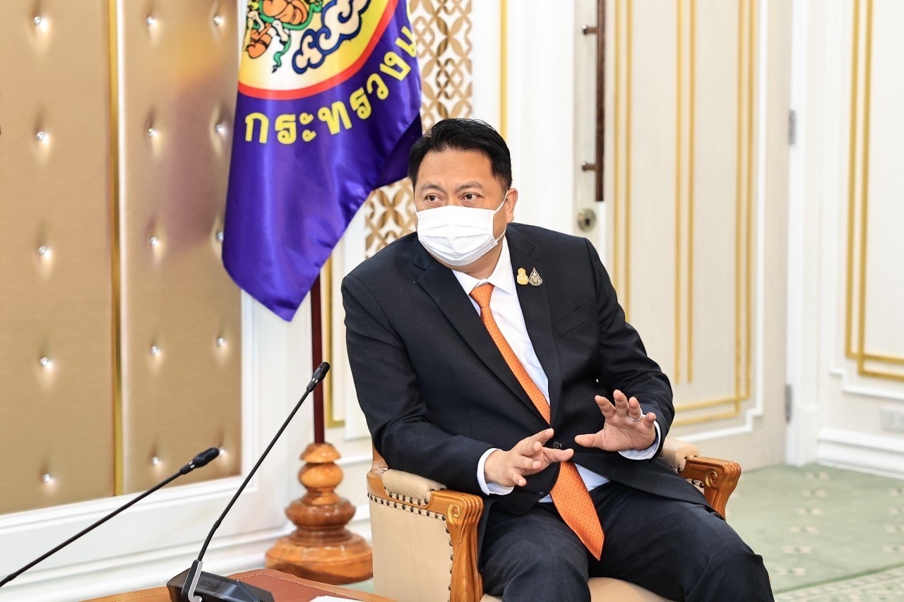 รมว.แรงงาน เร่งช่วยเหลือลูกจ้างร้องเรียนผ่านโซเชียล กรณีนายจ้างเรียกเก็บค่าเดินทางมาทำงาน และสภาพการจ้างไม่เป็นไปตามข้อตกลง 
