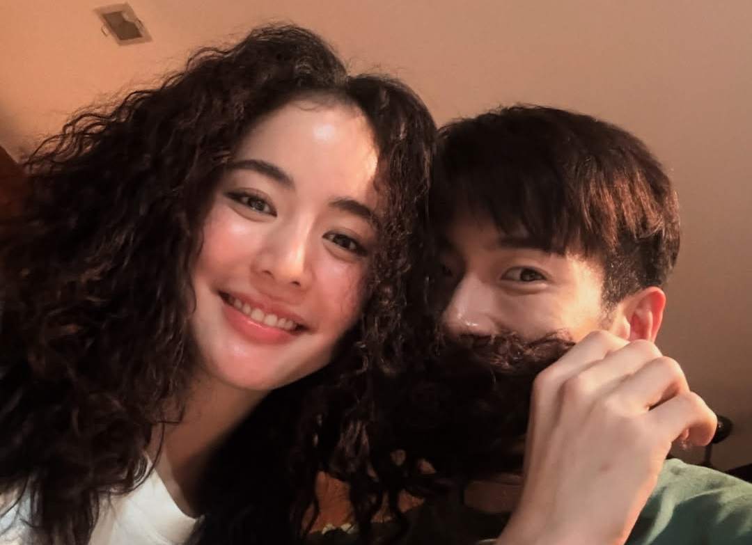 “อาเล็ก” โพสต์หวาน “โบว์ เมลดา” ลุคผมหยิกก่อนบินอังกฤษ โดน เพื่อนซี้แซวแรง ช็อตฟีลเต็มๆ