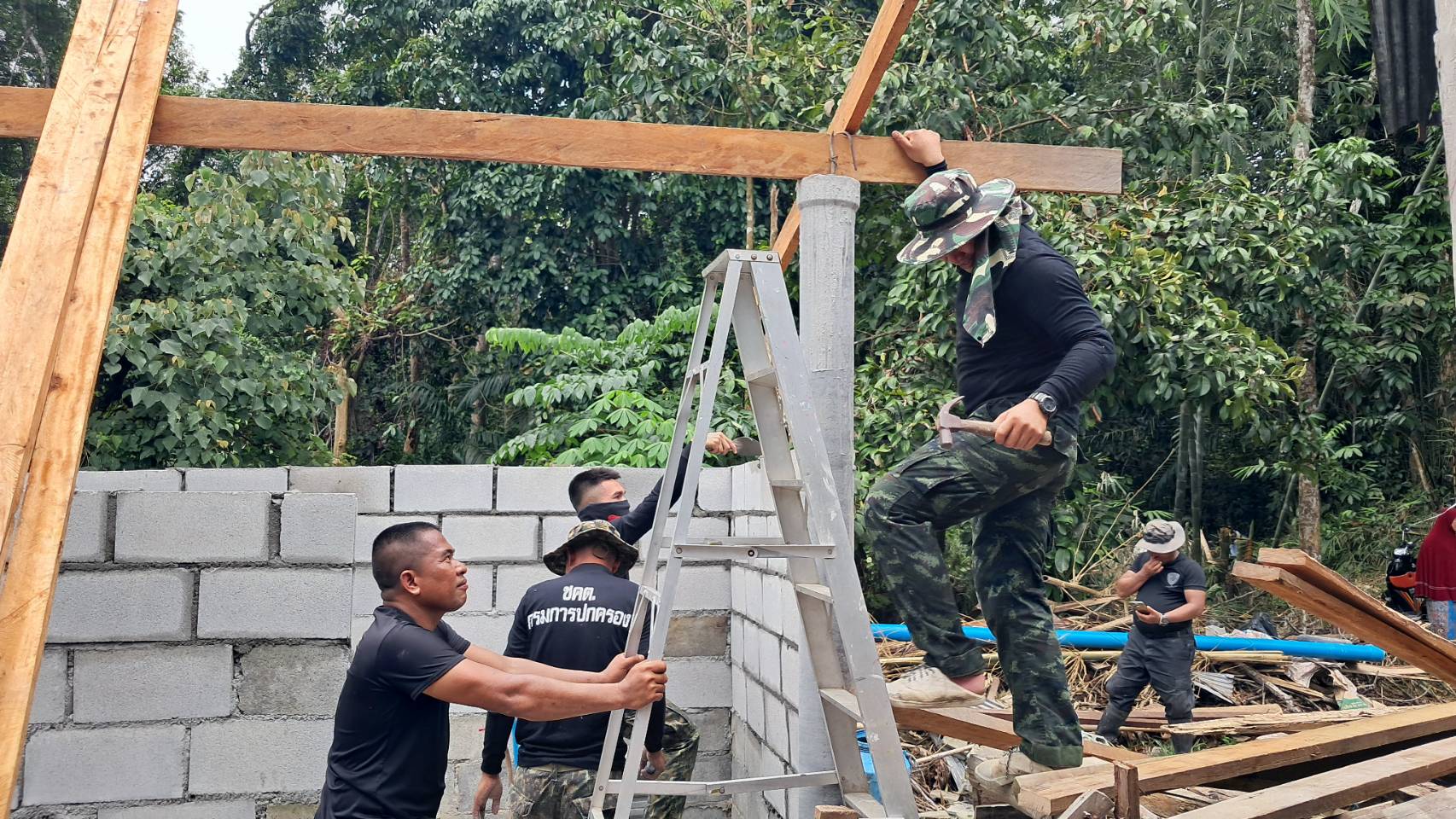 ทหารร่วม3 ฝ่ายเข้าซ่อมแซมบ้านให้กับปชช.ที่เสียหายจากวาตภัยโดนพายุถล่มในพื้นที่บ้านตาเซะใต้ 