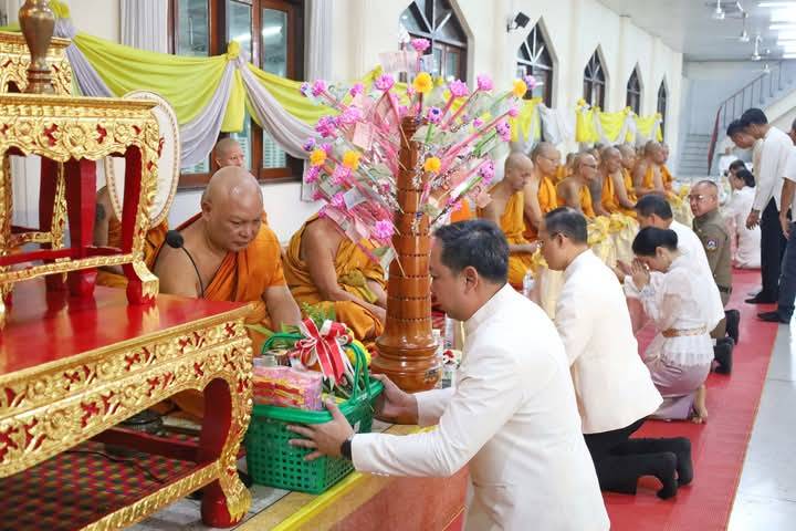ผู้ว่าฯอุทัยธานี นำพุทธศาสนิกชน ร่วมกันทำบุญตักบาตรและพิธีเวียนเทียน เนื่องในวันมาฆบูชา ประจำปี 2568