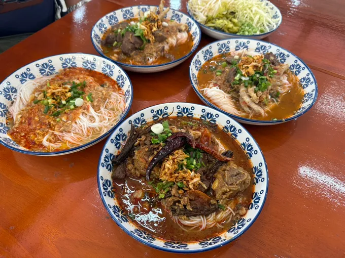 เปิดร้านลับ “ขนมเส้นบ้านแม่ สูตรเจียงฮาย” สุดอร่อยกับ 3 เมนูด็ดที่ "ตลาดน้ำดอนหวาย"