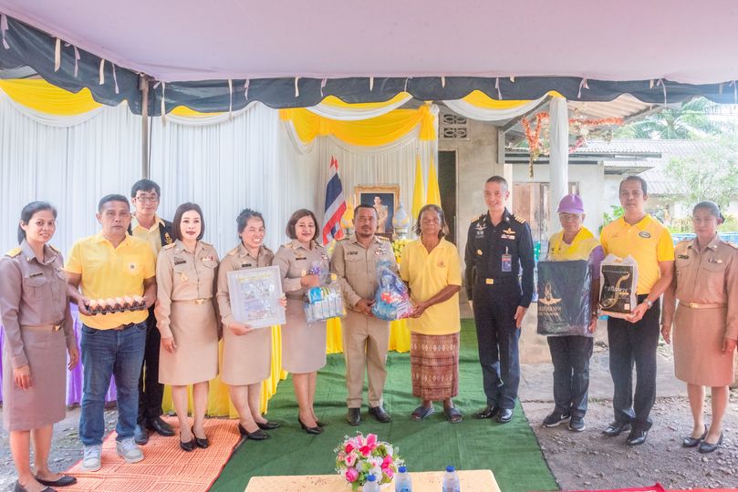 พม.สุราษฎร์ ร่วมกับกองบิน7-อบต.คลองไทร ส่งมอบบ้านผู้ยากไร้-ผู้สุงอายุ เฉลิมพระเกียรติ