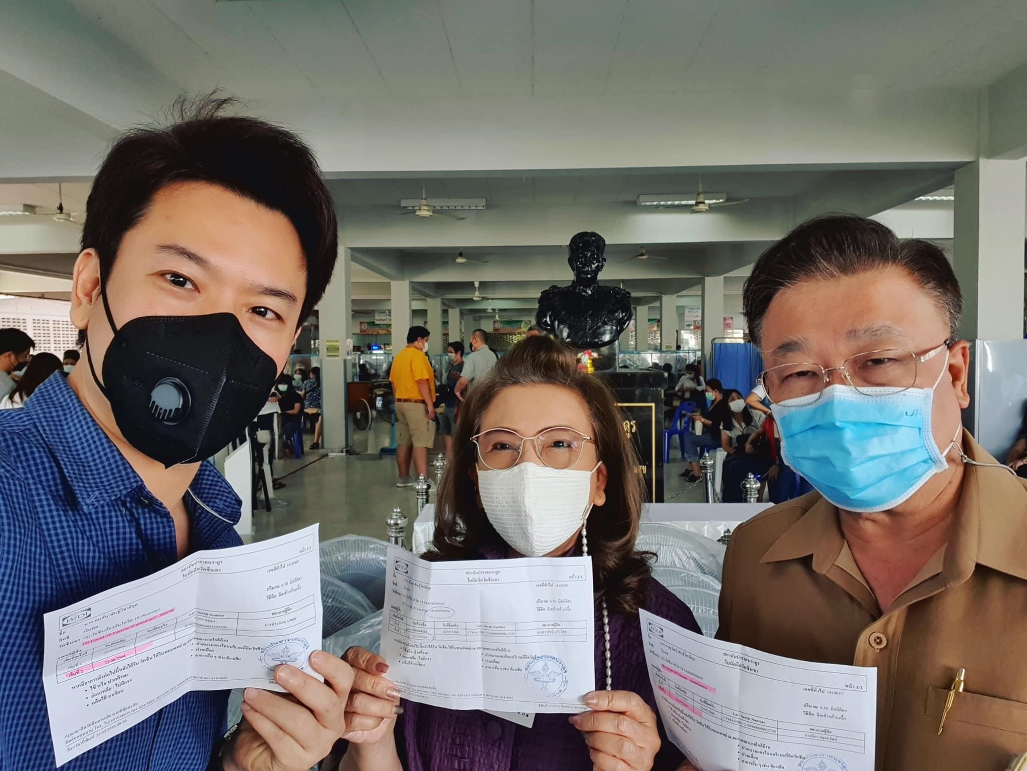 ซินแส ”ภาณุวัฒน์” หอบครอบครัวฉีดวัคซีน พร้อมชี้ดวงเมืองปีหน้าเสือคุณธรรมดีแน่