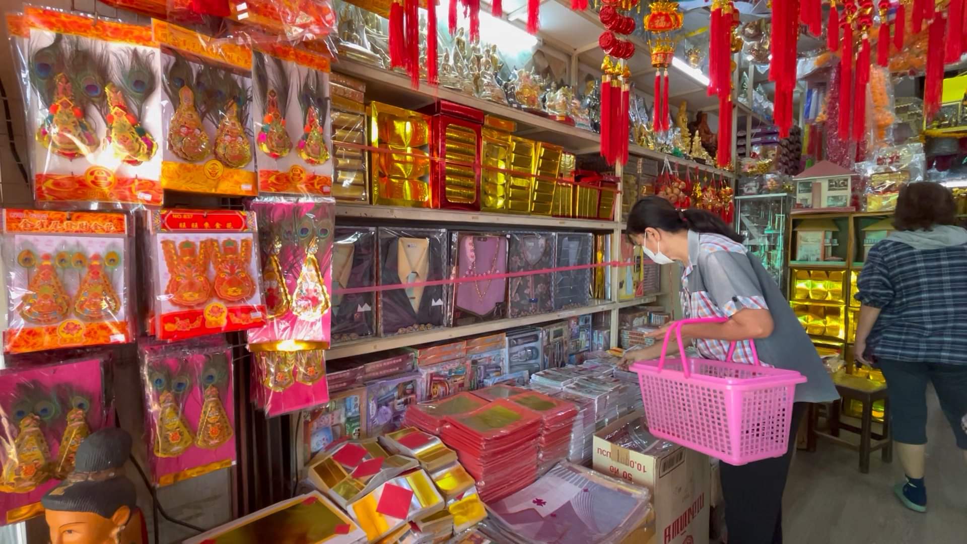 ชาวขอนแก่นซื้อของไหว้เตรียมเซ่นบรรพบุรุษรับเทศกาลตรุษจีนด้านราคาสินค้าปรับขึ้นแทบทุกชนิด