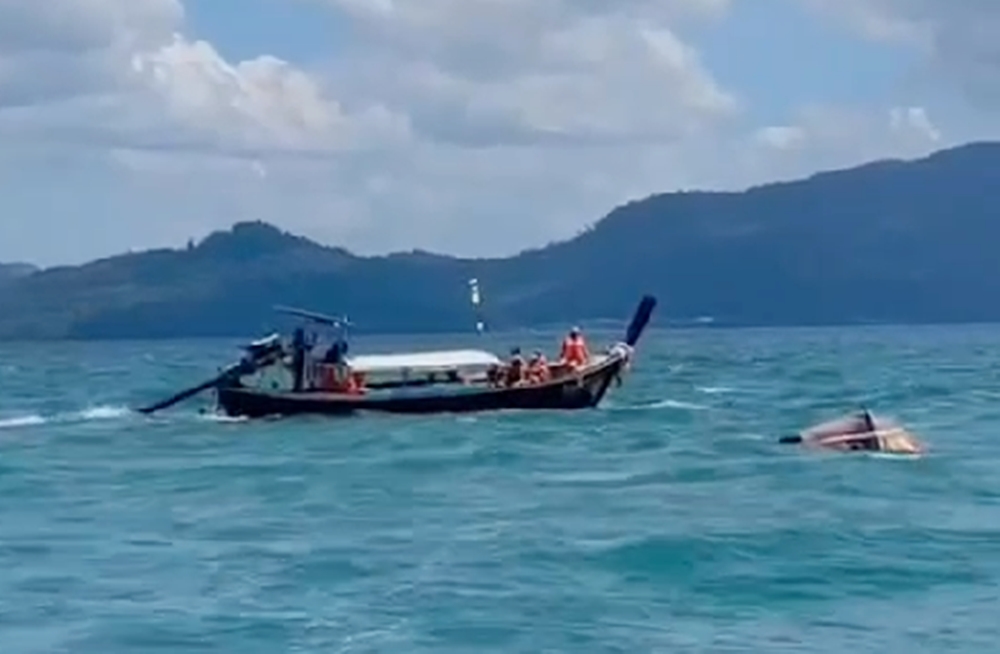 หวิดตายหมู่!! นทท.ยืนบนแคมเรือถ่ายรูป จนเรือล่มกลางทะเลหมู่เกาะห้อง
