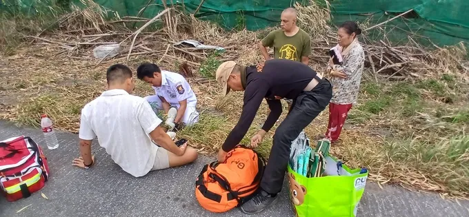 ทหารเรือ น้ำใจงาม เร่งเข้าช่วยเหลือผู้ประสบอุบัติเหตุ ขับเก๋งชนต้นไม้ 
