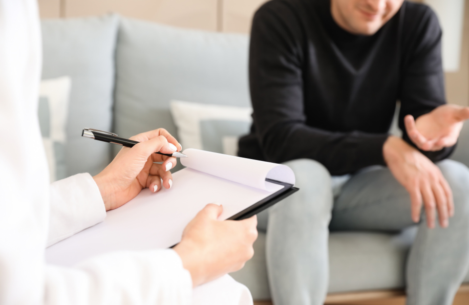  จิตแพทย์ กับ นักจิตวิทยา ต่างกันอย่างไร