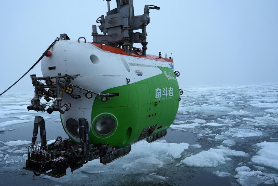 เรือดำน้ำ “เฝิ่นโต้วเจ่อ” ถูกนำกลับขึ้นมาจากน้ำในเขตน้ำแข็งหนาแน่นของอาร์กติก (ภาพจาก กระทรวงทรัพยากรธรรมชาติของจีน)