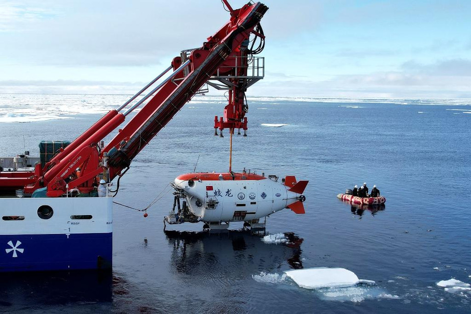 เรือดำน้ำ “เจียวหลง” กำลังดำน้ำลงในเขตน้ำแข็งของอาร์กติก (ภาพจาก สำนักข่าวซินหัว)