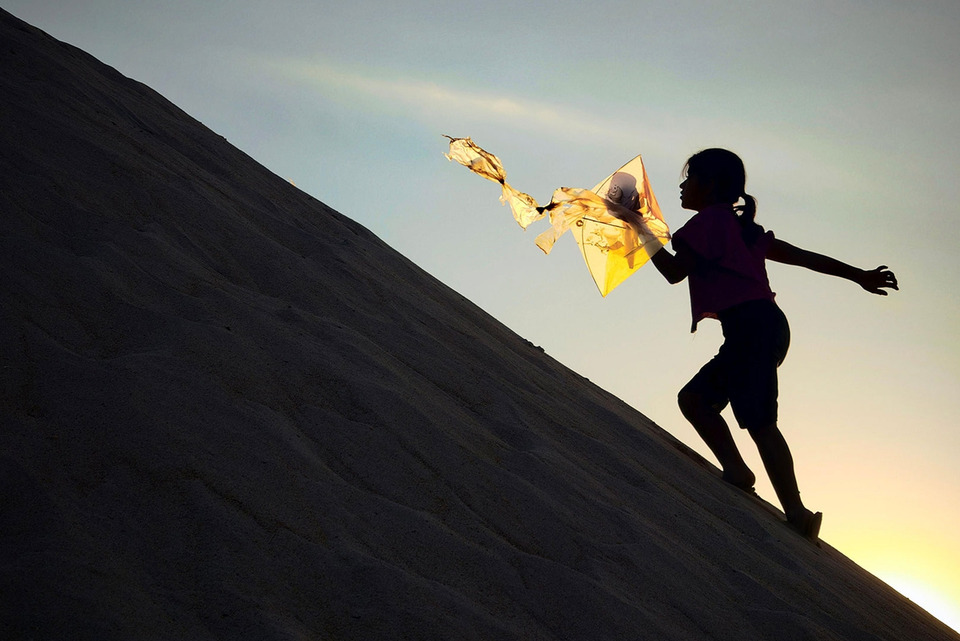 รางวัลตามหมวดหมู่, &ldquo;The girl with golden kite&rdquo; โดย Kyaw Thu, OPPO Find X8 Ultra