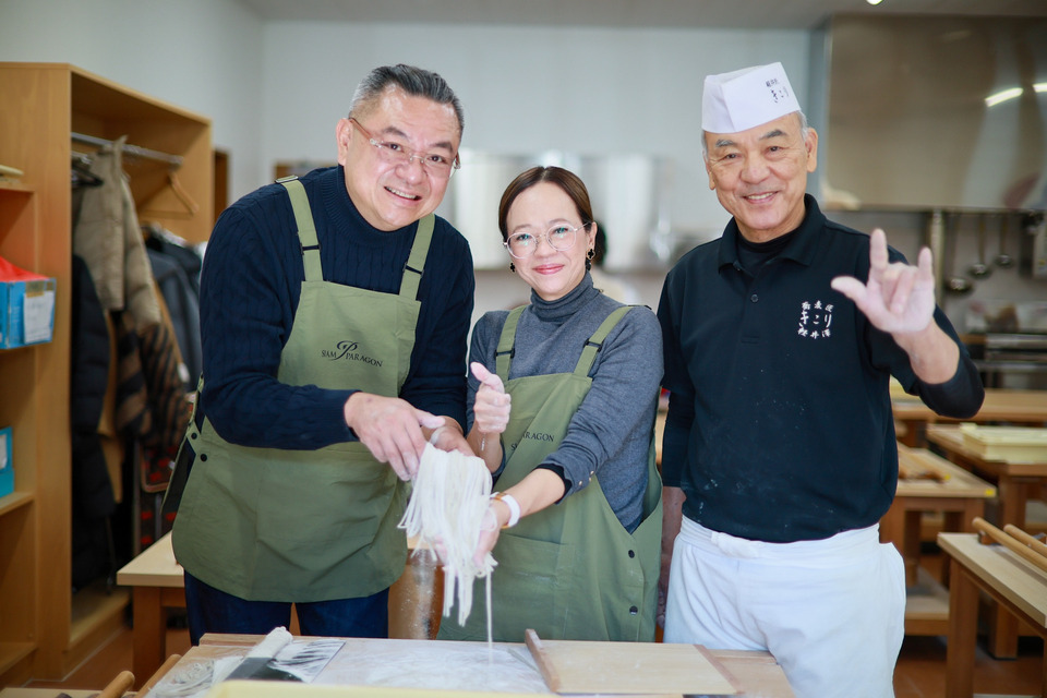 คุณประชา และ คุณบุศบา อัศวนิเวศน์ ได้ทดลองทำเส้นโซบะ โดยมีเชฟคอยแนะนำใกล้ชิด