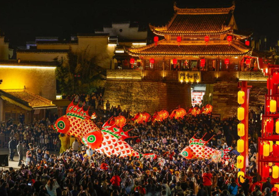 4 กุมภาพันธ์ - ประชาชนและนักท่องเที่ยวร่วมชมการแสดงของคณะโคมปลาหมู่บ้านวังหม่านเถียน ณ เมืองโบราณฮุยโจว อำเภอเซ่อเสี้ยน เมืองหวงซาน มณฑลอันฮุย (ภาพ ซินหัว)