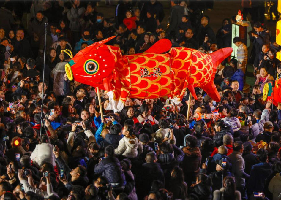 4 กุมภาพันธ์ - ประชาชนให้ความสนใจชมการแสดงของคณะโคมปลาอวี่เหลียง ณ เมืองโบราณฮุยโจว อำเภอเซ่อเสี้ยน เมืองหวงซาน มณฑลอันฮุย (ภาพ ซินหัว)