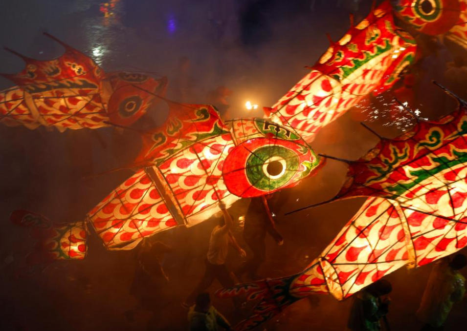 1 มีนาคม - ชาวบ้านร่วมการละเล่นแห่โคมปลา ในหมู่บ้านวังหม่านเถียน ตำบลซีโถว อำเภอเซ่อเสี้ยน เมืองหวงซาน มณฑลอันฮุย (ภาพ ซินหัว)