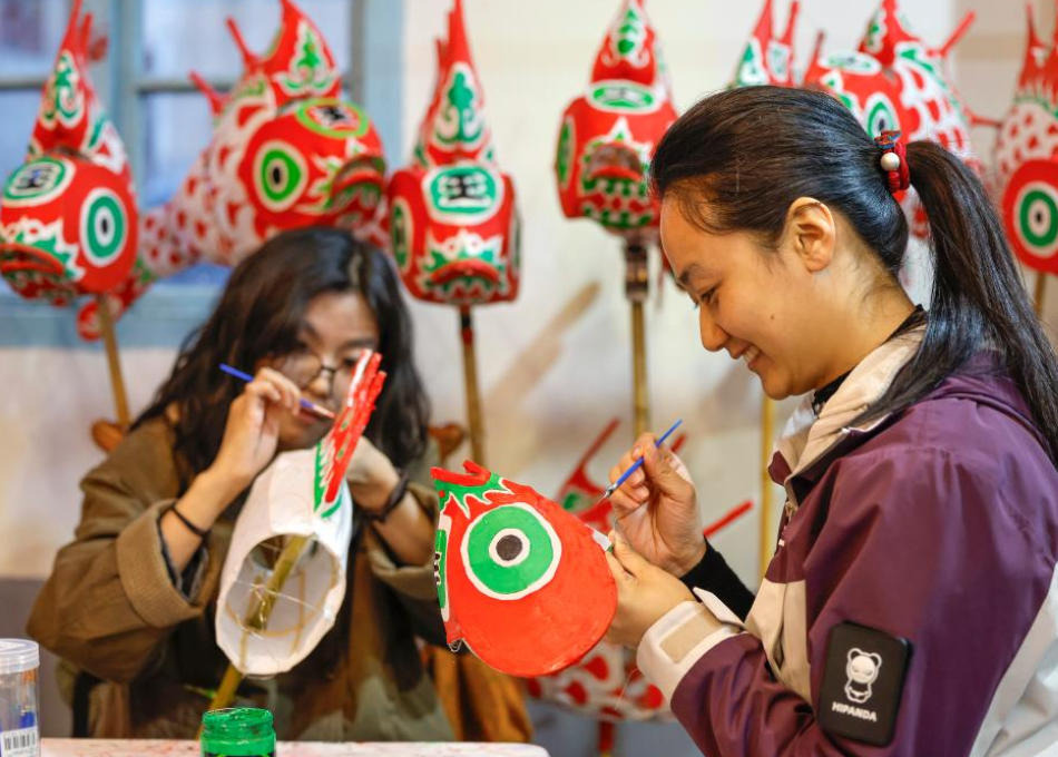 1 มีนาคม - นักท่องเที่ยวสัมผัสประสบการณ์ทดลองทำโคมปลา ในหมู่บ้านวังหม่านเถียน ตำบลซีโถว อำเภอเซ่อเสี้ยน เมืองหวงซาน มณฑลอันฮุย (ภาพ ซินหัว)