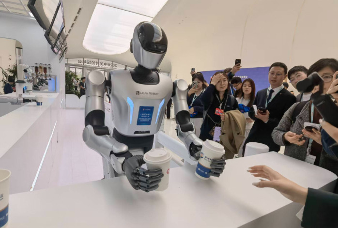 หุ่นยนต์กำลังเสิร์ฟเครื่องดื่มที่ชงเสร็จใหม่ๆ ให้กับผู้เข้าชมงาน ภายในงานประชุมประจำปีจงกวนชุนฟอรัม 2026 เมื่อวันที่ 25 มีนาคมที่ผ่านมา (ภาพ: สำนักข่าวซินหัว)