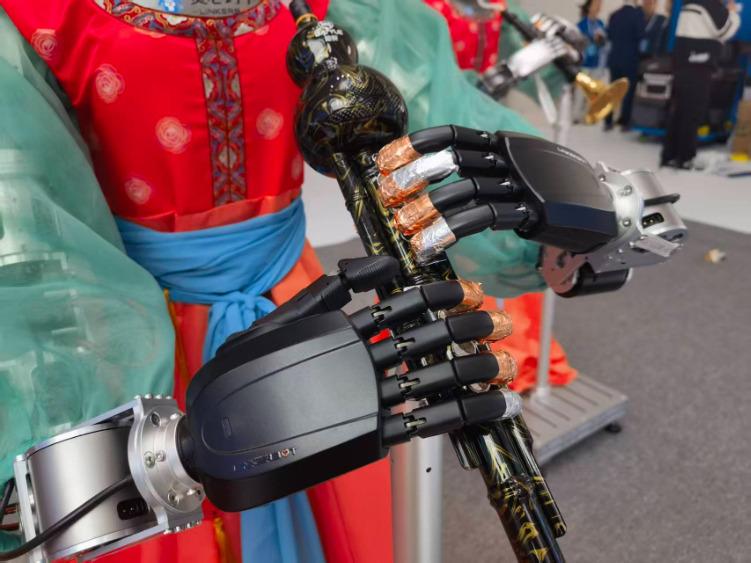 หุ่นยนต์ที่นำมาจัดแสดงกำลังบรรเลงเครื่องดนตรี ภายในงานประชุมประจำปีจงกวนชุนฟอรัม 2026 เมื่อวันที่ 25 มีนาคมที่ผ่านมา (ภาพ: สำนักข่าวซินหัว)