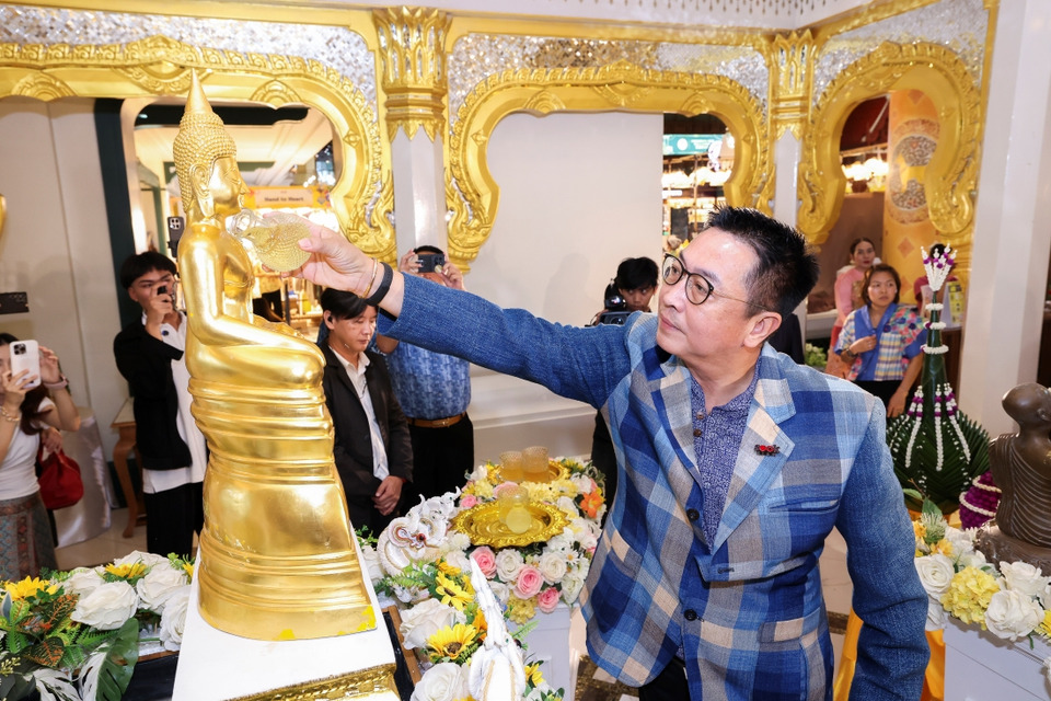 วรพงศ์ สุขธีรอนันตชัย รองกรรมการผู้จัดการโครงการสุขสยาม ถวายน้ำสรงหลวงพ่อเงิน