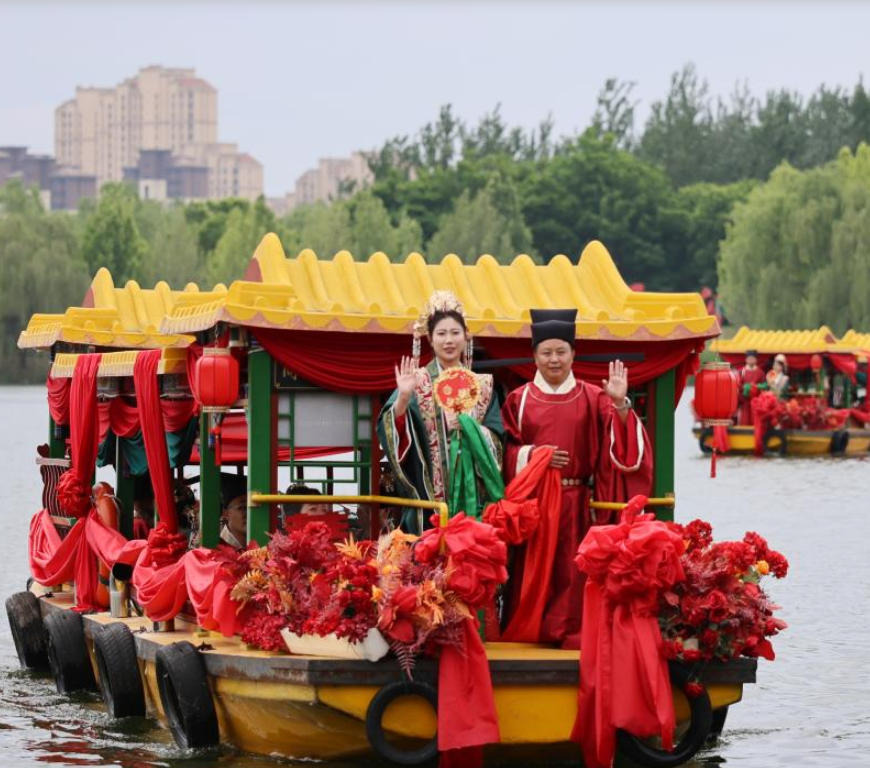 วันที่ 20 พฤษภาคม คู่บ่าวสาวล่องเรือดอกไม้ชมทะเลสาบ (ภาพโดยสำนักข่าวซินหัว)