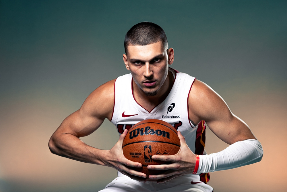 "ฮีร์โร่" คัมแบ็กสวย! ซัด 24 แต้ม พา "ไมอามี" เฉือน "แมฟเวอริคส์" 106-102 ศึก NBA ฤดูกาล 2025-26