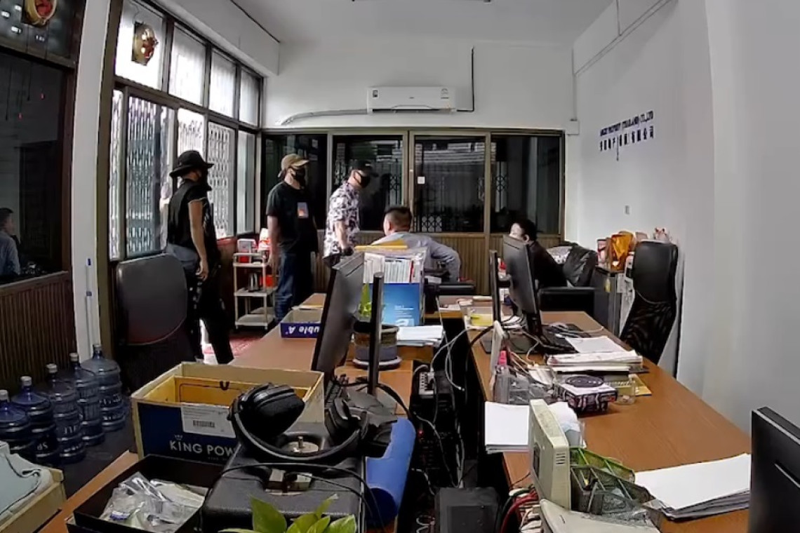 .ผู้เสียหายชาวจีนเข้าแจ้งความสน.สุทธิสารถูกกลุ่มชายฉกรรจ์พร้อมอาวุธกรรโชกทรัพย์และอุ้มลักพาตัว.