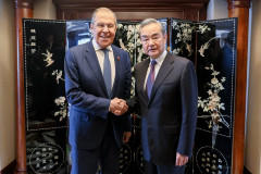 นายหวัง อี้ รัฐมนตรีต่่างประเทศของจีน (ขวา) เมื่อครั้งพบปะกับนายเซอร์เก ลาฟรอฟ รัฐมนตรีต่างประเทศของรัสเซีย (Photo : AFP)