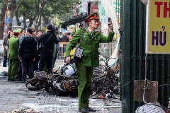 ตำรวจเวียดนาม เก็บหลักฐานเหตุวางเพลิงร้านคาราโอเกะ ในกรุงฮานอย จนมีผู้เสียชีวิต 11 ราย (Photo : AFP)