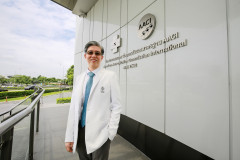 นพ.สันติ เอื้อนรเศรษฐ์ ผู้อำนวยการกลุ่มการแพทย์ โรงพยาบาลนวเวช