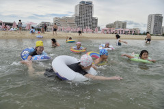 นักท่องเที่ยวเล่นน้ำทะเลบริเวณชายหาดของรีสอร์ทวอนซานคัลมา ในเกาหลีเหนือ (Photo : AFP)