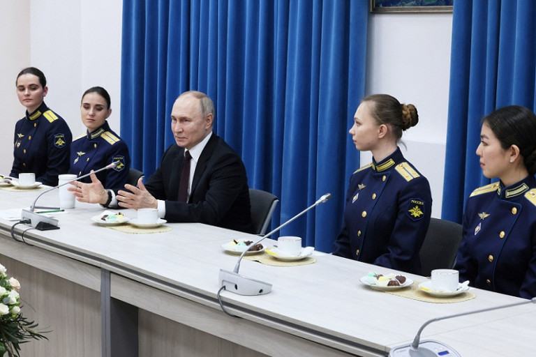 ประธานาธิบดีวลาดิเมียร์ ปูติน ผู้นำรัสเซีย (คนกลาง) (Photo : AFP)