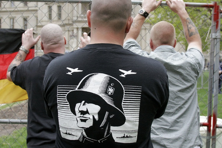 สมาชิกกลุ่มนีโอนาซี หรือนาซีใหม่ ใส่เสื้อที่มีสัญลักษณ์รูปแบบหนึ่งของทางกลุ่ม (Photo : AFP)