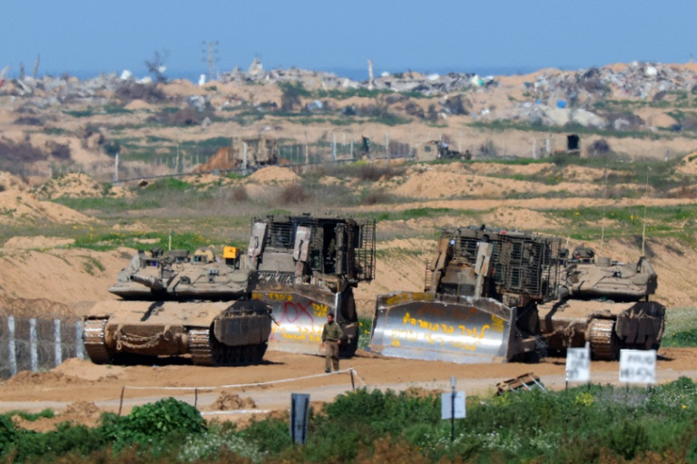 รถถัง และรถปราบดิน หรือรถดันดิน ของอิสราเอล รุกเข้าฉนวนกาซา (Photo : AFP)