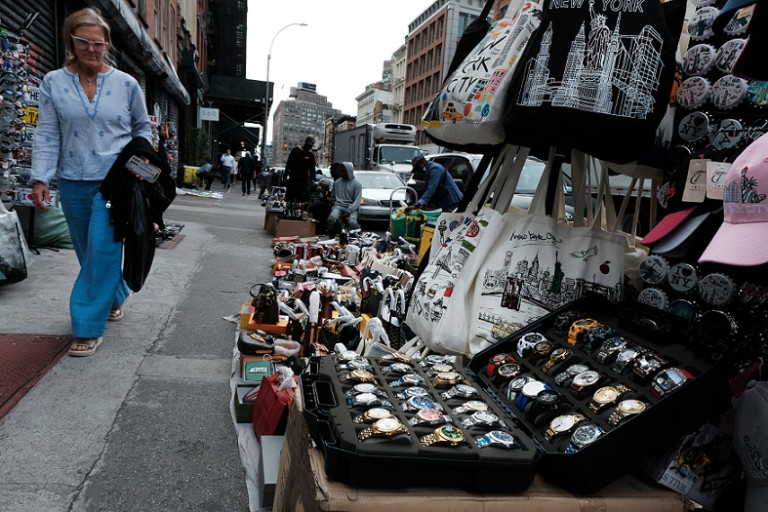 สินค้าลอกเลียนแบบ หรือของก๊อป ชนิดต่างๆ วางจำหน่ายที่ริมถนนในซอยแห่งหนึ่งในย่านนิวยอร์ก สหรัฐฯ (Photo : AFP)
