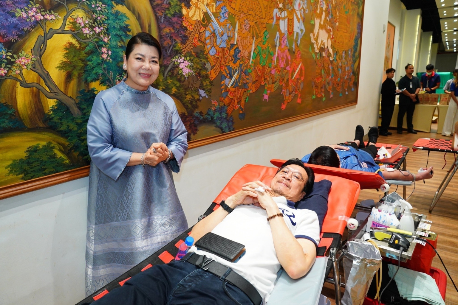 คุณเอมอร ศรีวัฒนประภา ให้กำลังใจพนักงาน ที่ร่วมบริจาคโลหิตในกิจกรรม “ให้โลหิต ให้ชีวิต”