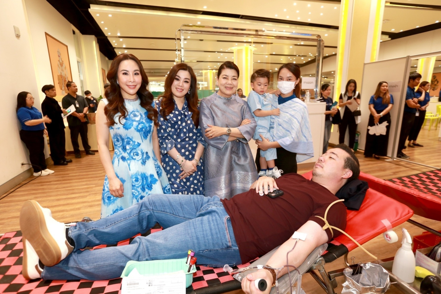 คุณเอมอร ศรีวัฒนประภา พร้อมคุณวรมาศ ศรีวัฒนประภา, คุณอรุณรุ่ง ศรีวัฒนประภา และคุณวรวิชยะ ศิรศีล ศรีวัฒนประภา ให้กำลังใจคุณอัยยวัฒน์ ศรีวัฒนประภา