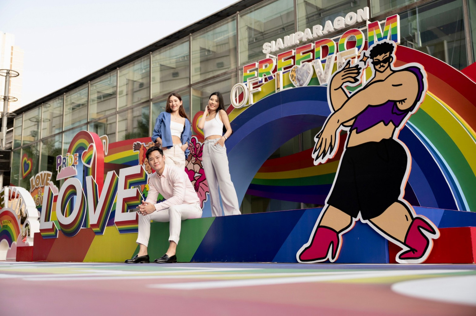 บรรยากาศการตกแต่ง Pride Month บริเวณสยามพารากอน