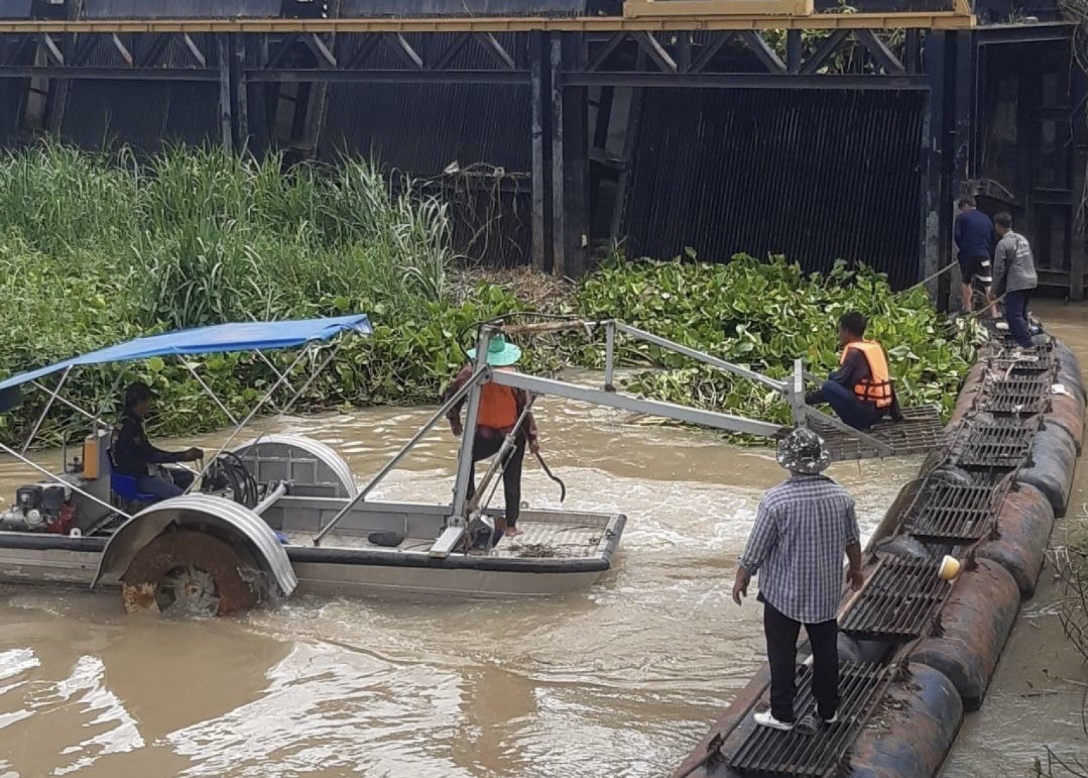 โครงการส่งน้ำฯบรมธาตุ เร่งกำจัดผักตบชวาและวัชพืช บริเวณหน้าประตูระบายบรมธาตุ สยามรัฐ