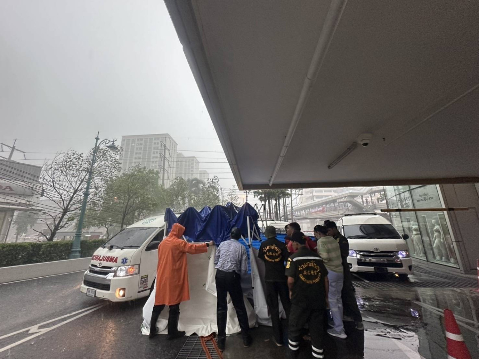 Sad!!! A woman jumps from a well-known shopping center in the Rama 3 area, her body hits the ground and dies.